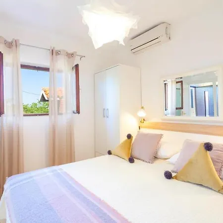 Holiday Nona Nyaraló