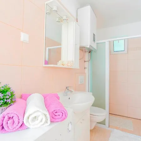 Holiday Nona Makarska